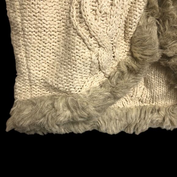 Old Navy Faux Fur Trimmed Hooded Vest, Cable Knit, 2 Button Hoodie SZ Junior L - Picture 2 of 8